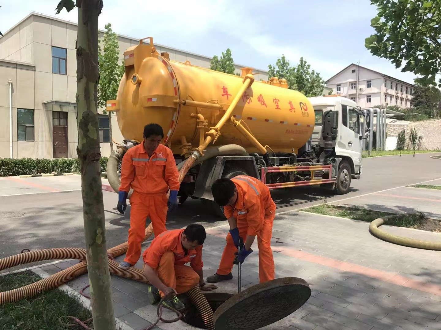 渑池管道疏通车停在窨井附近