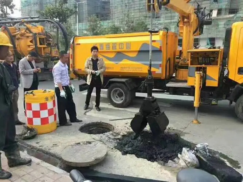 渑池街道：网格员化身“清道夫”，为民解忧疏通“堵心”化粪池