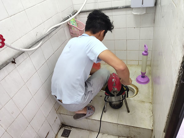 渑池肥皂掉到马桶里把马桶堵住了怎么办？马桶堵住了怎么办