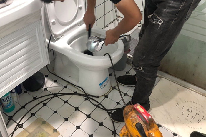 渑池马桶堵塞自己疏通还是找师傅?专业上门服务让你省时更省心